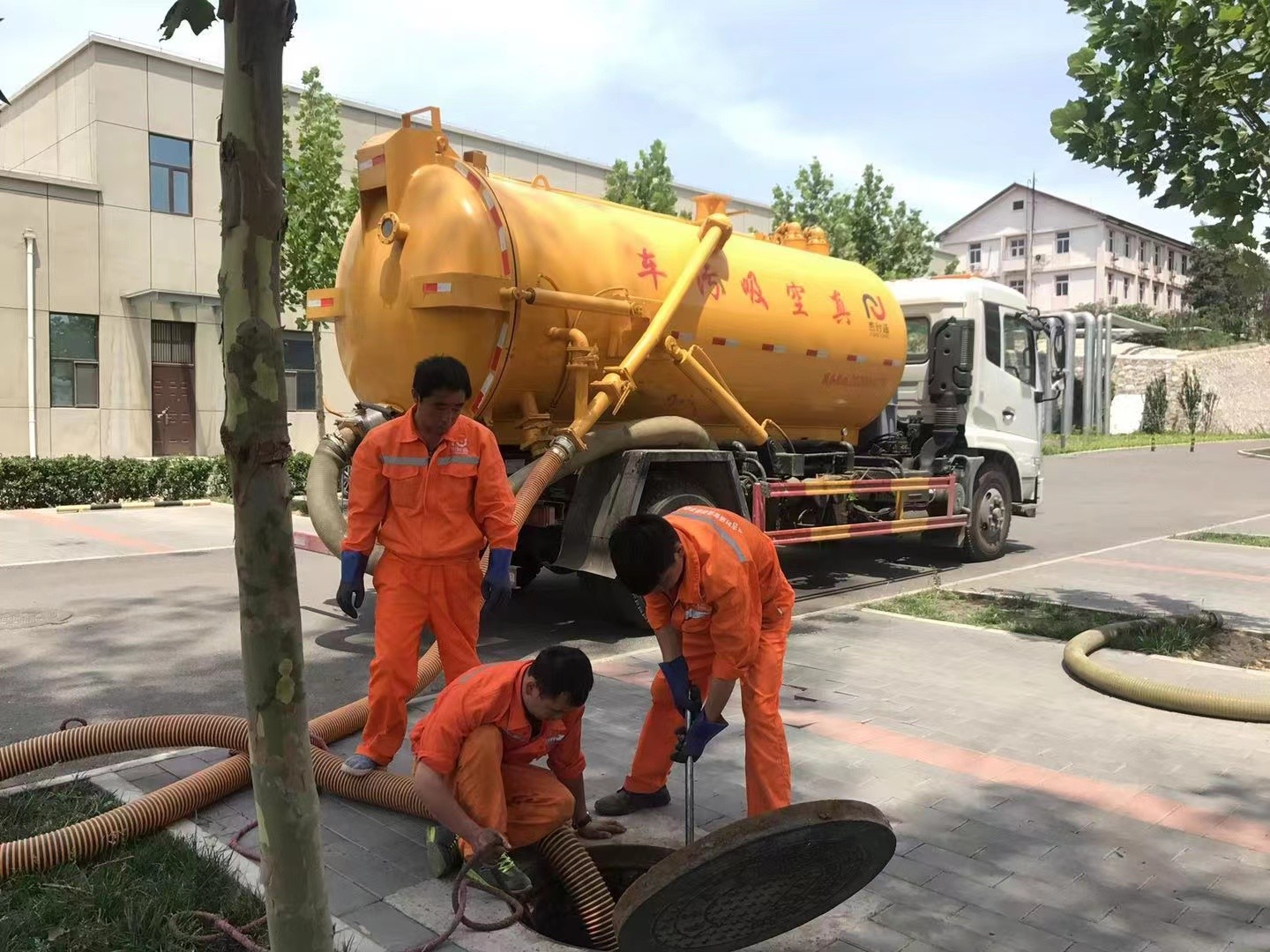 蒙山管道疏通车停在窨井附近