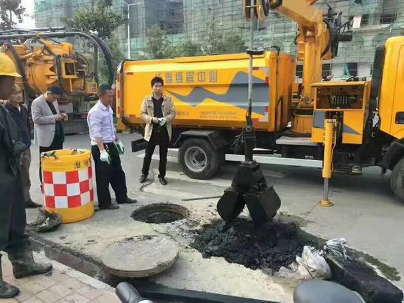 蒙山街道：网格员化身“清道夫”，为民解忧疏通“堵心”化粪池